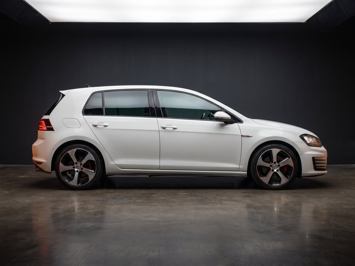 VW Golf GTI em estúdio, a partir da foto do anúncio